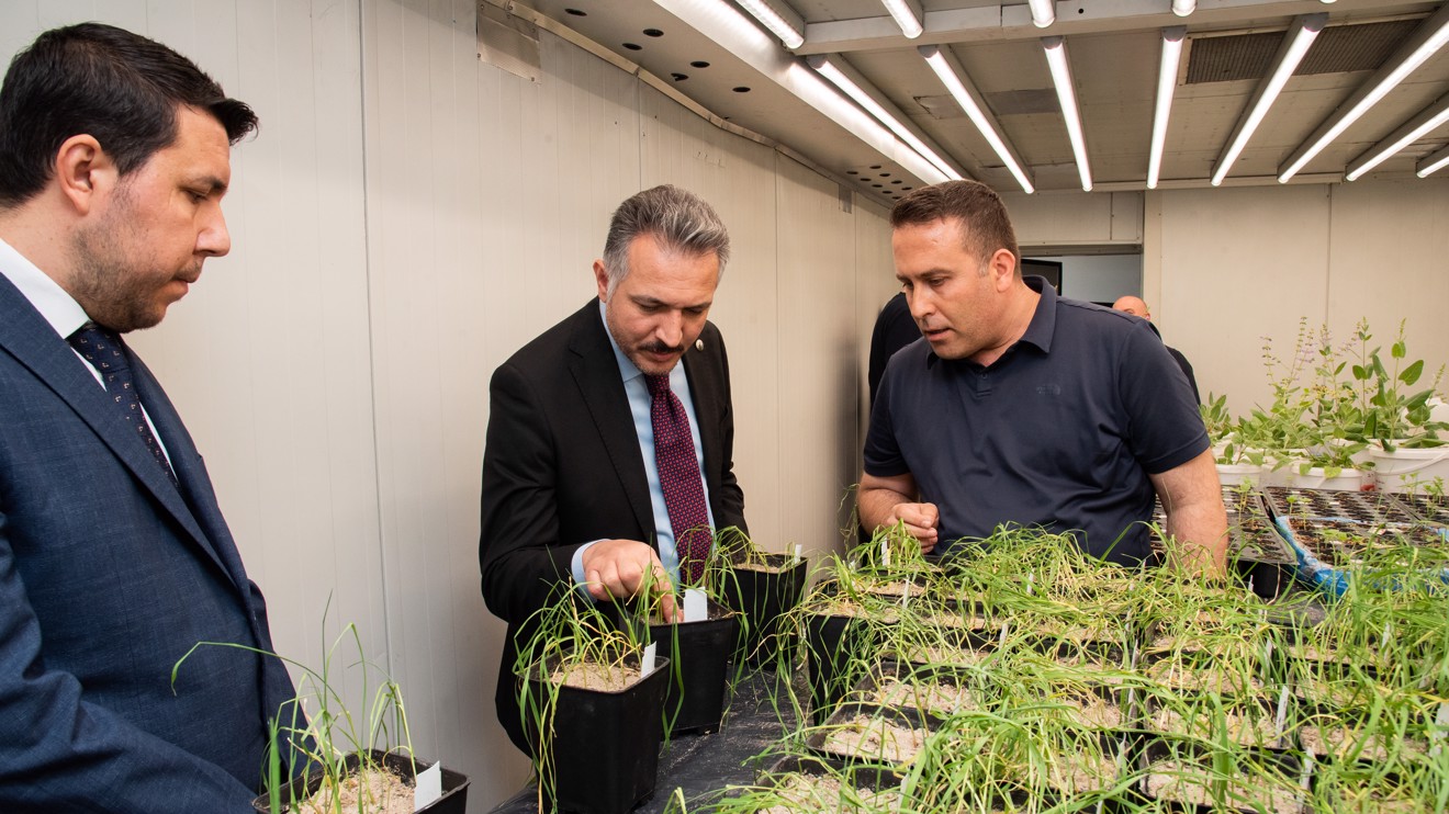 Rektör Aksoy, Ziraat Fakültesi laboratuvarlarını ziyaret etti